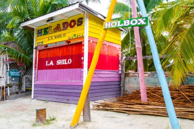 Quintana Roo Mexico 'daki güzel Holbox adasında kumlu yol yürüyüşü ve tropikal doğa manzarası.