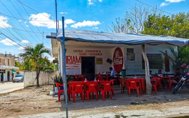 Quintana Roo Mexico 'daki Kantunilkin Lazaro Cardenas' ta sokak evleri ve halka açık mekanları olan küçük bir köy..