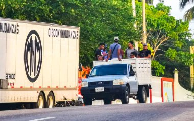 Puerto Escondido zicatela Oaxaca Meksika 'da çeşitli Meksika kamyonet 4x4 off-road araçları.