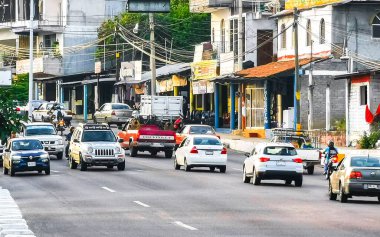 Puerto Escondido Oaxaca Meksika 17. Ekim 2022 Yoğun cadde trafiği trafik sıkışıklığı ve Zicatela Puerto Escondido Oaxaca Meksika.