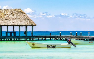 Holbox Quintana Roo Mexico 17. Mayıs 2022 Panorama manzara manzarası güzel Holta Coco lagünü kumsalı ve kumsalı Quintana Roo Mexico 'da turkuvaz su ve mavi gökyüzü ile.