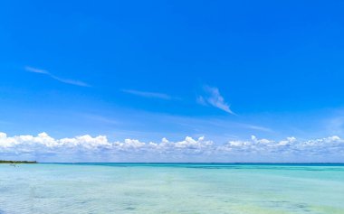 Panorama manzara manzarası güzel Holta adası Punta Coco gölünün kumsalında ve sahilinde dalgalar turkuaz su ve mavi gökyüzü Quintana Roo Mexico 'da.