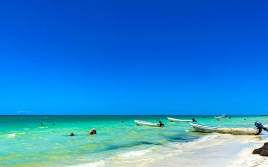 Holbox Meksika 16. Mayıs 2022 Panorama manzaralı güzel Holbox adası sahili Quintana Roo Mexico 'da bir tekne ve turkuaz su dalgaları ile.
