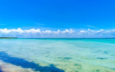 Panorama manzara manzarası güzel Holta adası Punta Coco gölünün kumsalında ve sahilinde dalgalar turkuaz su ve mavi gökyüzü Quintana Roo Mexico 'da.