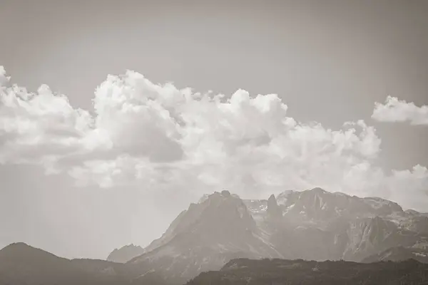 Starý Černobílý Starý Obraz Nádherné Přírodní Zalesněné Hory Alpské Panorama — Stock fotografie