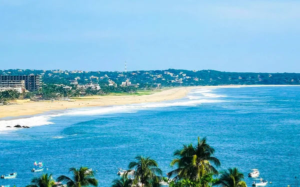 Schöner Natürlicher Panoramablick Mit Meereswellen Palmen Blauer Himmel Und Strand — Stockfoto