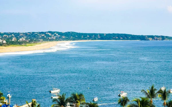 Piękny Naturalny Widok Panoramiczny Falami Morskimi Palmy Błękitne Niebo Plaża — Zdjęcie stockowe