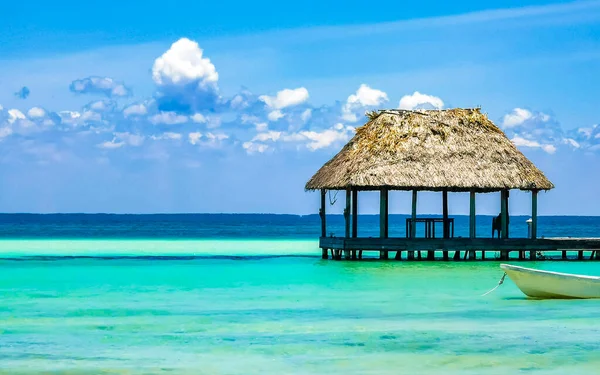 美しいホルボックス島のパノラマ風景プンタココラグーンの砂州と波のビーチターコイズブルーの水とキンタナ メキシコの青い空 — ストック写真