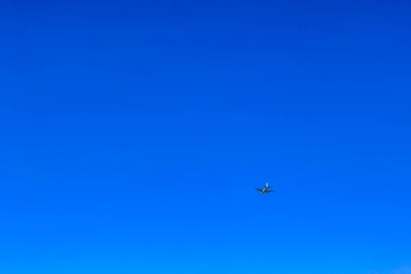 Avião Voa Através Céu Azul Claro Langen Geestland Cuxhaven Baixa — Fotografia de Stock