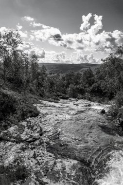 Vang i Valdres, Innlandet, Norveç 'te küçük bir şelalenin akan suyu.