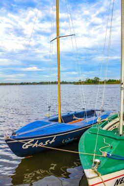 Floegeln Geestland Cuxhaven Aşağı Saksonya Almanya 'sında Flgelner Gölü' nde eski güzel tekne ve yelkenliler..