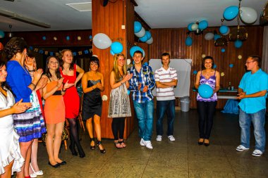 Leherheide Bremerhaven Almanya 25. Haziran 2010 'da Leherheide Bremerhaven Bremen Almanya' sında gençlerin bir partisi, dansı ve kahkahası var..