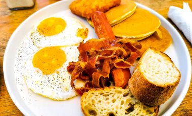 Quintana Roo Mexico 'daki Holbox Adası' nda sosisli yumurta ve kahveyle kıtalararası kahvaltı..