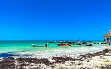 Holbox Meksika 16. Mayıs 2022 Panorama manzaralı güzel Holbox adası sahili Quintana Roo Mexico 'da bir tekne ve turkuaz su dalgaları ile.