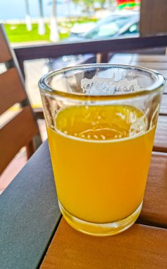 Zicatela Puerto Escondido Oaxaca Meksika 'daki tahta masada bir bardak portakal suyu..