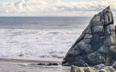 Zicatela Puerto Escondido Oaxaca 'daki plajda inanılmaz güzel büyük sörfçü dalgaları ve kayalar..