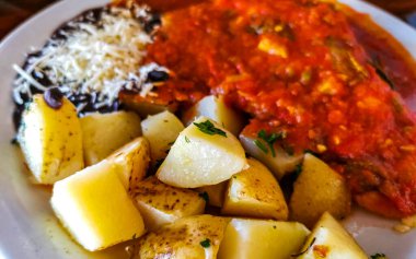 Meksika omleti, siyah fasulyeli patates ve beyaz tabakta nachos Zicatela Puerto Escondido Oaxaca Meksika 'daki El Cafecito' da..