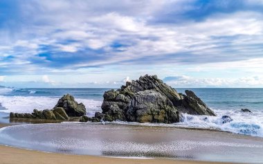 Zicatela Puerto Escondido Oaxaca 'daki plajda inanılmaz güzel büyük sörfçü dalgaları ve kayalar..