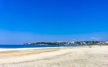 Plaj kumu mavi su kayalıkları ve Zicatela Escondido Oaxaca 'da büyük sörfçü dalgaları..