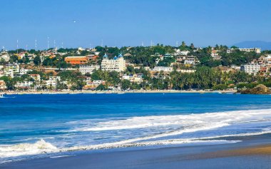 Plaj kumu mavi su kayalıkları ve Zicatela Escondido Oaxaca 'da büyük sörfçü dalgaları..