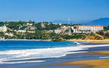 Plaj kumu mavi su kayalıkları ve Zicatela Escondido Oaxaca 'da büyük sörfçü dalgaları..