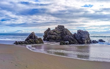Zicatela Puerto Escondido Oaxaca 'daki plajda inanılmaz güzel büyük sörfçü dalgaları ve kayalar..