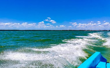 Chiquila 'dan Quintana Roo Mexico' daki Holbox Adası 'na sürat teknesi ya da feribot yolculuğu..