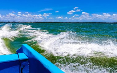 Chiquila 'dan Quintana Roo Mexico' daki Holbox Adası 'na sürat teknesi ya da feribot yolculuğu..