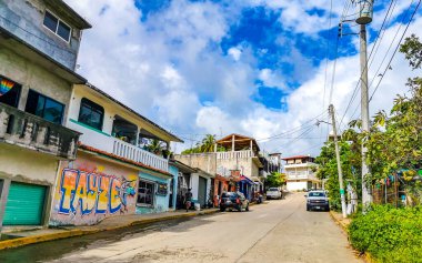 Yoğun cadde trafiği trafik sıkışıklığı ve Zicatela Puerto Escondido Oaxaca Meksika.