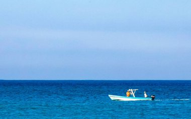 Puerto Escondido Oaxaca Meksika 16. Aralık 2022 Puerto Escondido Oaxaca Meksika 'daki Zicatela liman ve sahilinde balıkçı tekneleri.