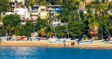 Puerto Escondido Oaxaca Meksika 16. Aralık 2022 Puerto Escondido Oaxaca Meksika 'daki Zicatela liman ve sahilinde balıkçı tekneleri.