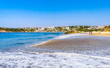 Plaj kumu mavi su kayalıkları ve Zicatela Escondido Oaxaca 'da büyük sörfçü dalgaları..