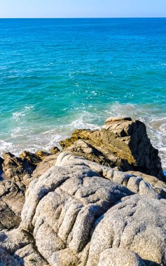 Zicatela Puerto Escondido Oaxaca 'daki plajda inanılmaz güzel büyük sörfçü dalgaları ve kayalar..