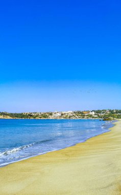 Plaj kumu mavi su kayalıkları ve Zicatela Escondido Oaxaca 'da büyük sörfçü dalgaları..