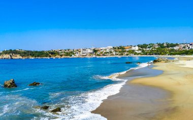 Zicatela Puerto Escondido Oaxaca 'daki plajda inanılmaz güzel büyük sörfçü dalgaları ve kayalar..