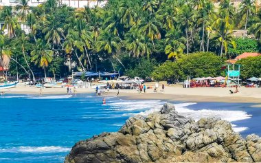 Zicatela Puerto Escondido Oaxaca 'daki plajda inanılmaz güzel büyük sörfçü dalgaları ve kayalar..