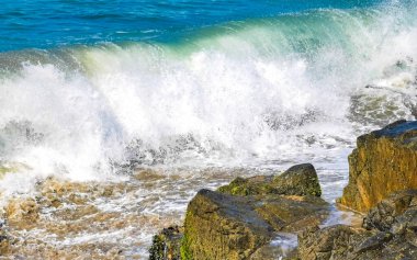 Zicatela Puerto Escondido Oaxaca 'daki plajda inanılmaz güzel büyük sörfçü dalgaları ve kayalar..