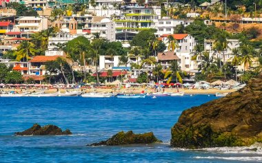 Zicatela Puerto Escondido Oaxaca 'daki plajda inanılmaz güzel büyük sörfçü dalgaları ve kayalar..