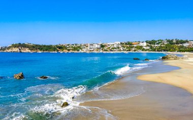 Zicatela Puerto Escondido Oaxaca 'daki plajda inanılmaz güzel büyük sörfçü dalgaları ve kayalar..