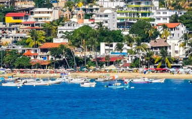 Puerto Escondido Oaxaca Meksika 16. Aralık 2022 Puerto Escondido Oaxaca Meksika 'daki Zicatela liman ve sahilinde balıkçı tekneleri.