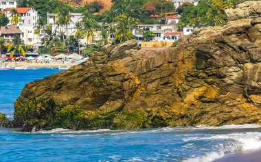 Zicatela Puerto Escondido Oaxaca 'daki plajda inanılmaz güzel büyük sörfçü dalgaları ve kayalar..