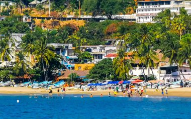 Puerto Escondido Oaxaca Meksika 16. Aralık 2022 Puerto Escondido Oaxaca Meksika 'daki Zicatela liman ve sahilinde balıkçı tekneleri.