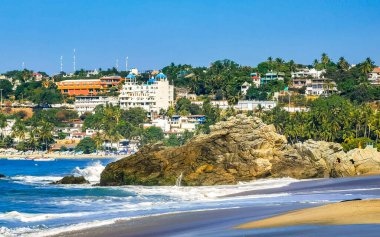 Zicatela Puerto Escondido Oaxaca 'daki plajda inanılmaz güzel büyük sörfçü dalgaları ve kayalar..