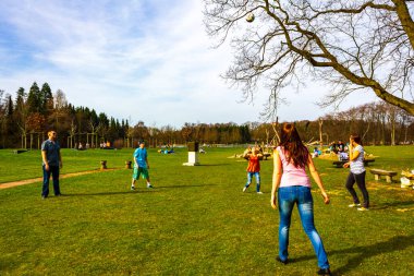 Lehe Bremerhaven Almanya 02. Nisan 2011 Gençler, Speckenbuetteler Park Lehe Bremerhaven Bremen Almanya 'sında çimlerde voleybol oynuyor.