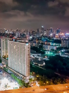 Geceleri Tayland 'ın başkenti gökdelen ve şehir manzaralı şehir panorama Bangkok.