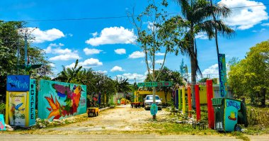 Quintana Roo Mexico 'daki Kantunilkin Lazaro Cardenas' ta sokak evleri ve halka açık mekanları olan küçük bir köy..