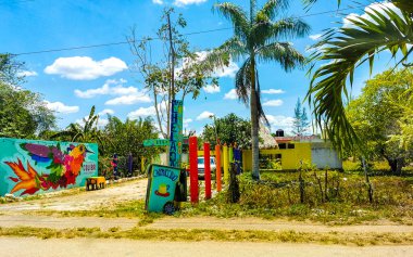 Quintana Roo Mexico 'daki Kantunilkin Lazaro Cardenas' ta sokak evleri ve halka açık mekanları olan küçük bir köy..