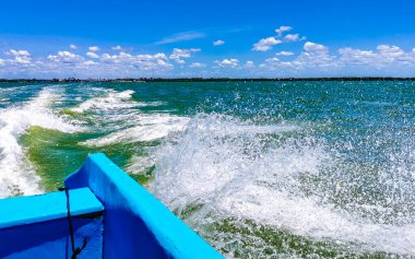 Chiquila 'dan Quintana Roo Mexico' daki Holbox Adası 'na sürat teknesi ya da feribot yolculuğu..