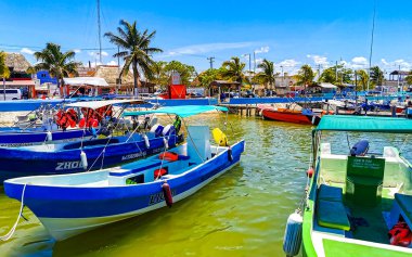 Meksikalı Chiquila 16. Mayıs 2022 Panorama manzara güzel Chiquila üzerinde feribot limanı Puerto de Chiquila limanı ve Quintana Roo Mexico turkuaz su.