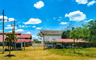 Quintana Roo Mexico 'daki Kantunilkin Lazaro Cardenas' ta sokak evleri ve halka açık mekanları olan küçük bir köy..